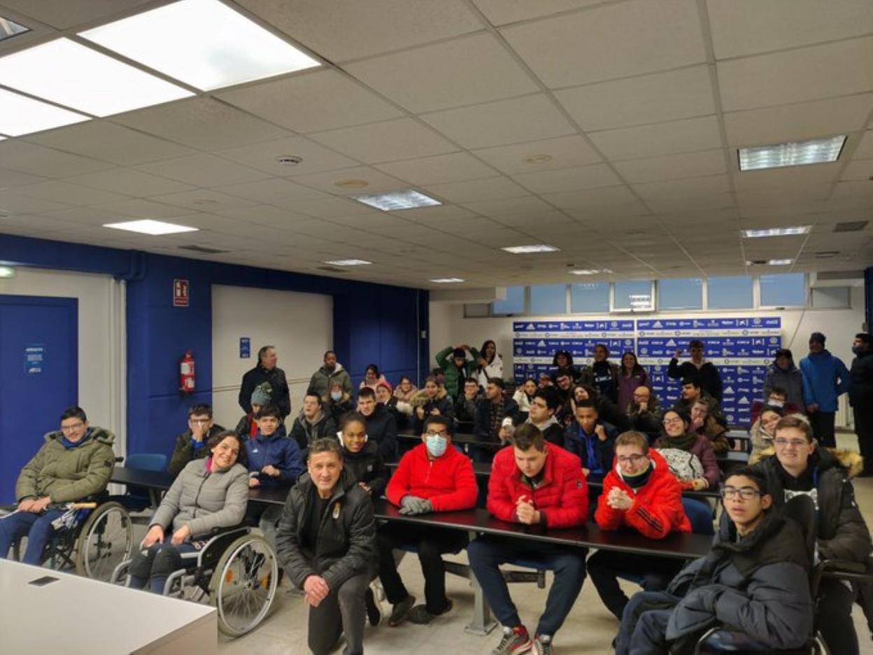 Foto de grupo, junto a Carlos Muñoz, en la sala de prensa del Tartiere. 