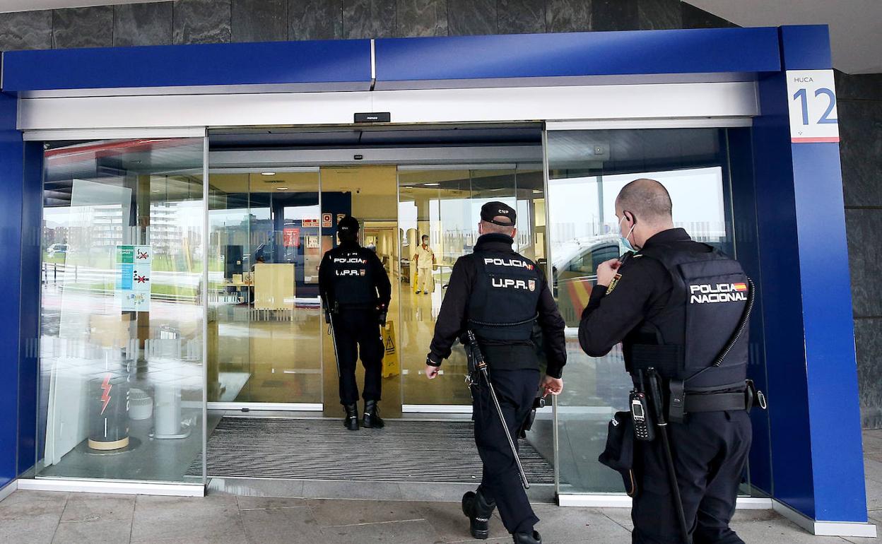 Los agentes de la Policía Nacional acceden al HUCA tras la pelea 