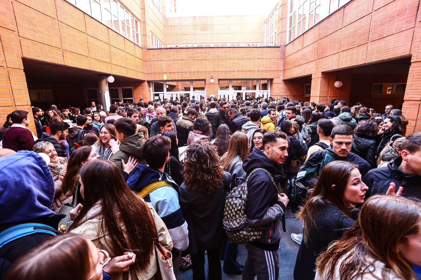 Fotos: Una prueba MIR con más de 1.400 aspirantes en Asturias