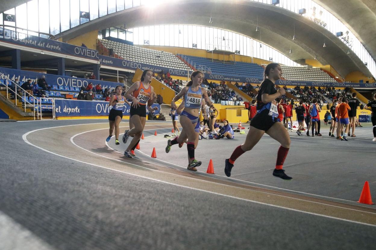 Una competición de atletismo en el Palacio de los Deportes. 