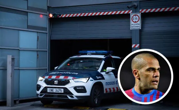 Dani Alves saliendo detenido tras su declaración por presunto agresor sexual.