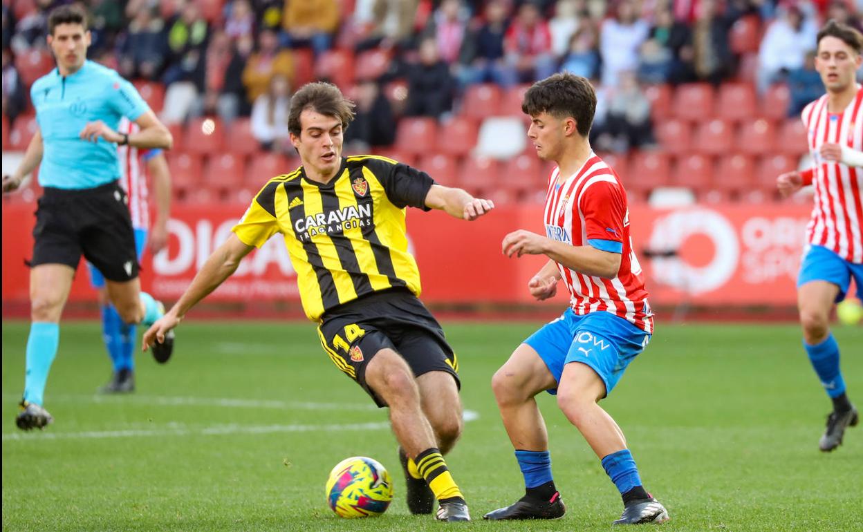 Queipo realiza un caño a un rival durante el partido. 