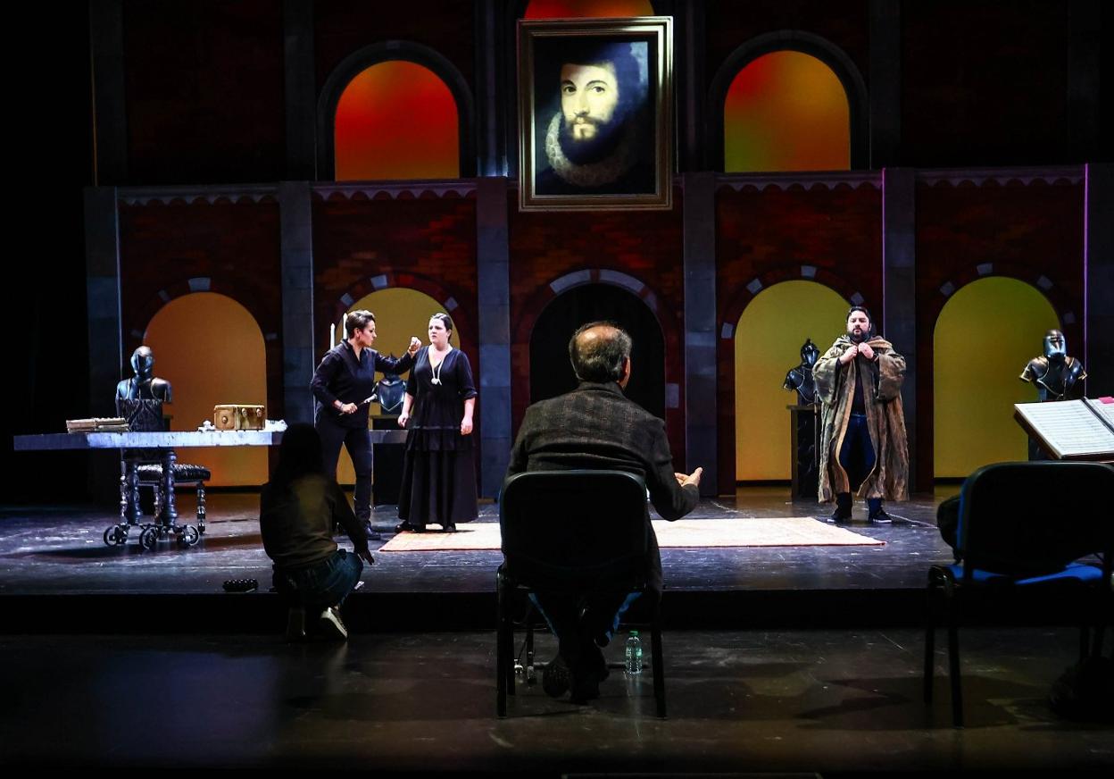 Un ensayo del segundo cast de la ópera 'Ernani' en el Teatro Campoamor. 