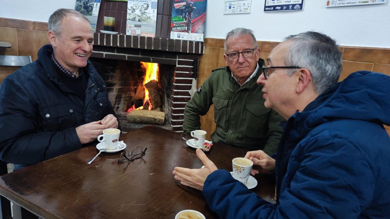 Canga y Felgueres se toman un café en Morcín con un vecino. 