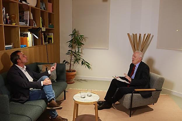 Ovidio Zapico y Juan Neira cambian impresiones en los prolegómenos de La Lupa. 