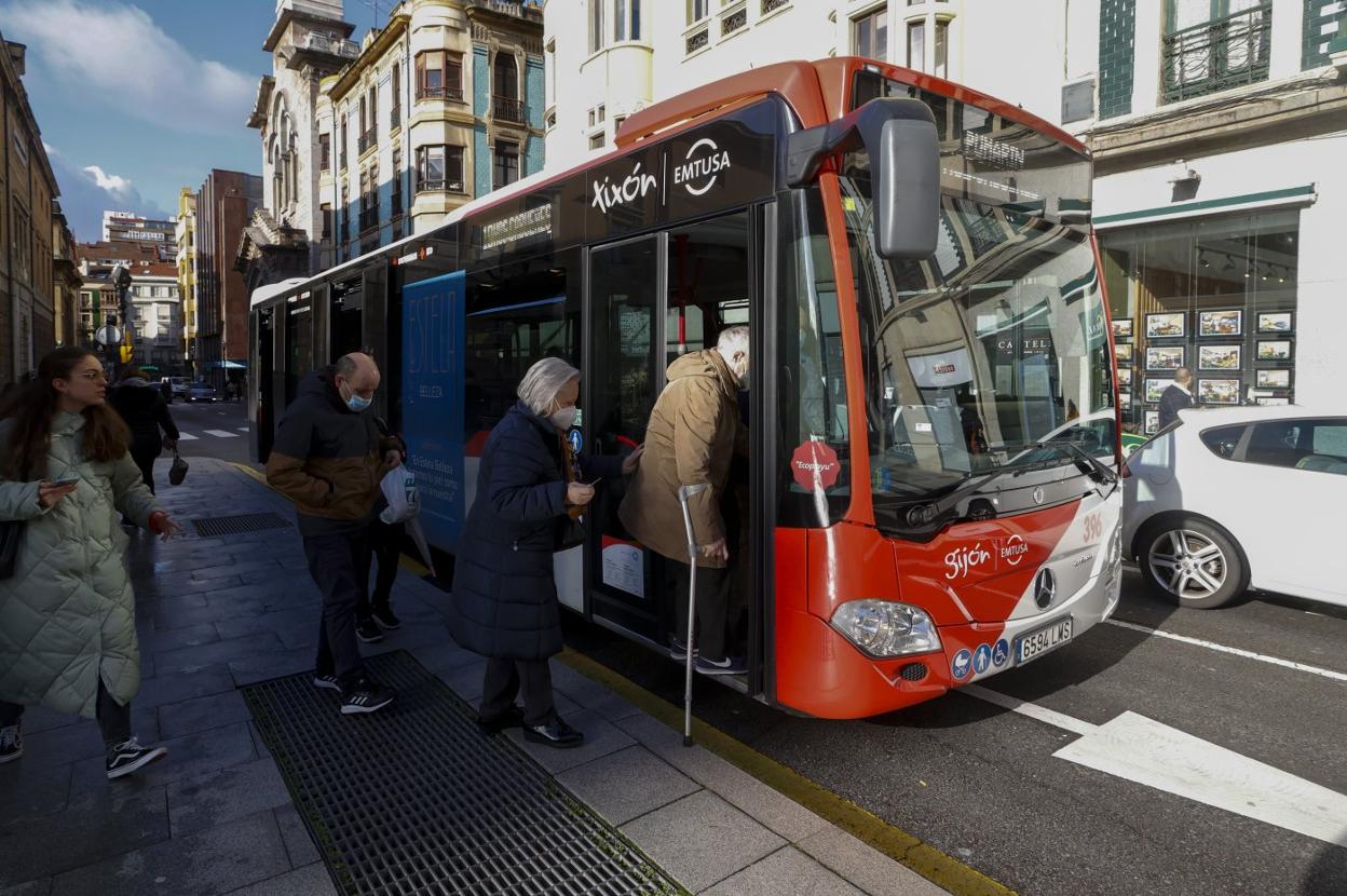 Movimiento de viajeros en la parada de EMTUSA en el Parchís. 