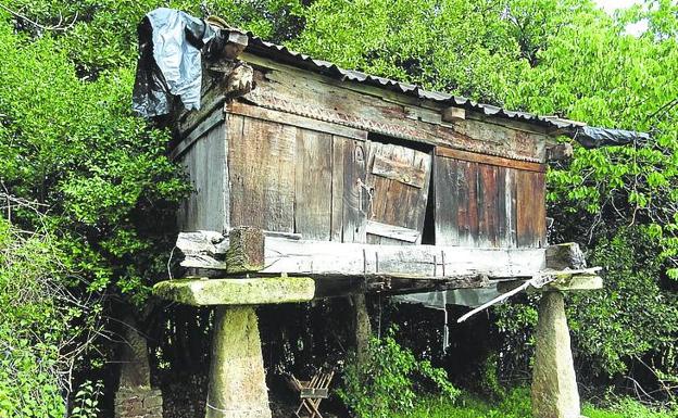 Villaviciosa. Hórreo de la Rectoral de Cazanes, que tiene tallas del siglo XVI.