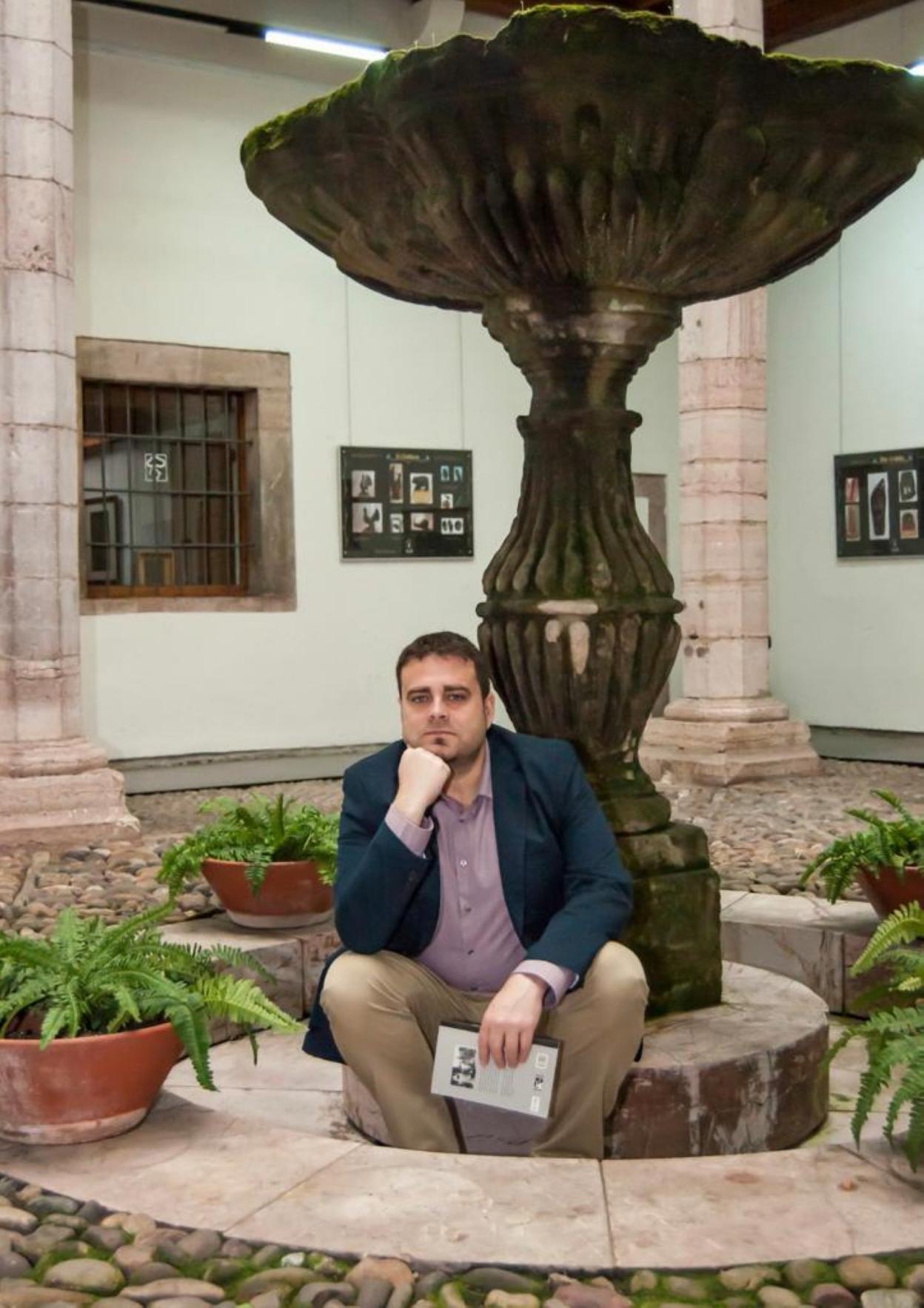 Gustavo Fernández en la biblioteca municipal Valentín Andrés. 