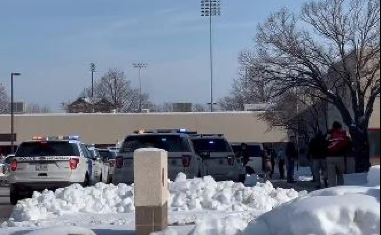 Vehículos policiales en el lugar del tiroteo en Des Moines. 