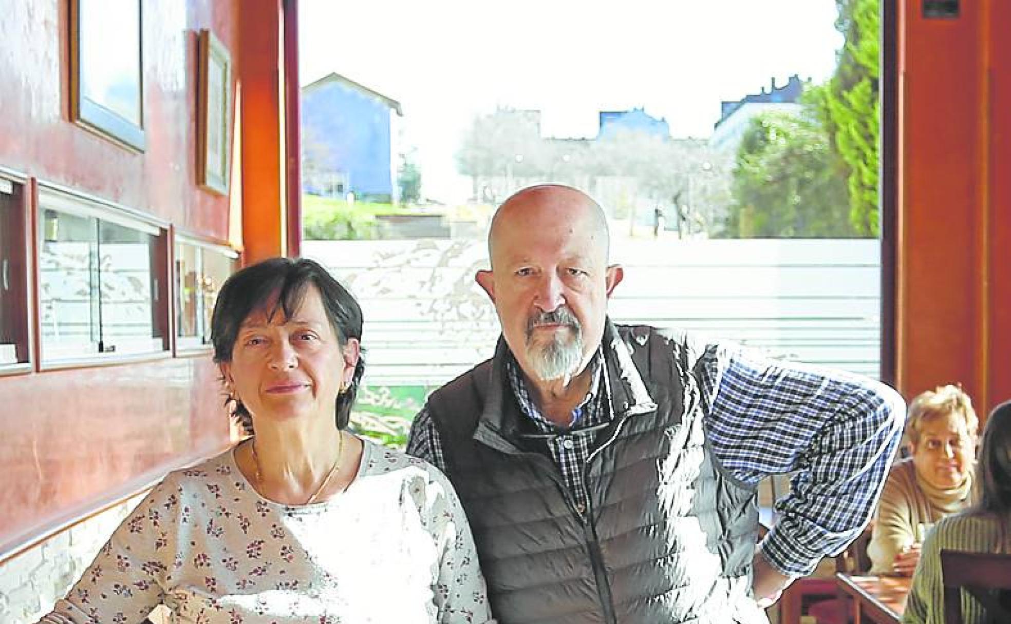 Rosa María Sánchez y Manuel Ferrería, en el comedor de La Parpayuela.