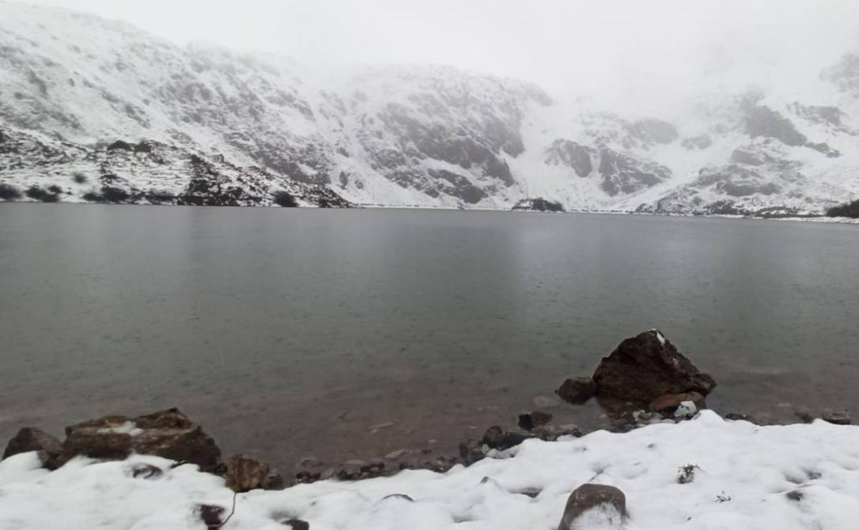 El Valle de Lago, en Somiedo, ha presentado este lunes este aspecto, con temperaturas cercanas a los siete grados bajo cero. 