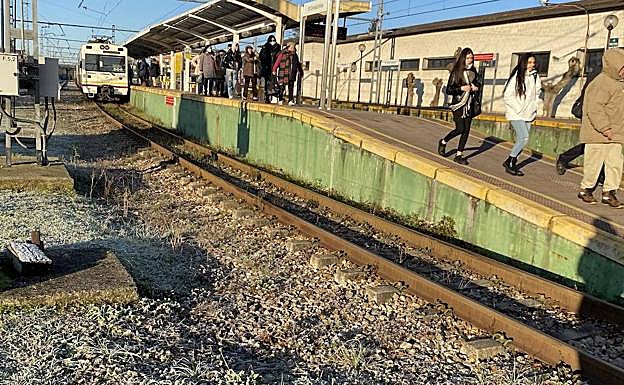 Pasajeros bajando del tren en El Berrón.