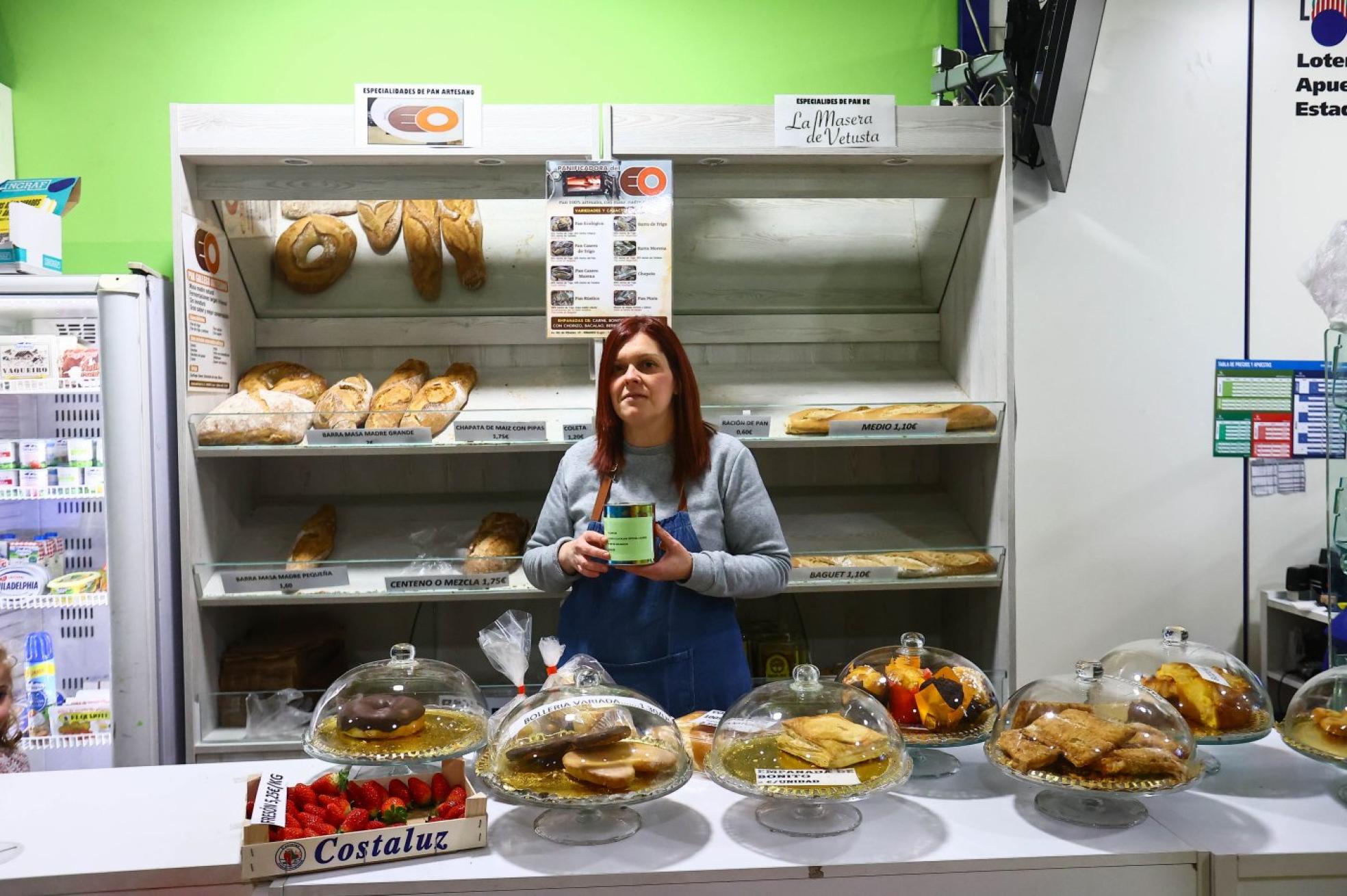 María Bustamante, con la hucha solidaria, en el kiosco de su familia. 