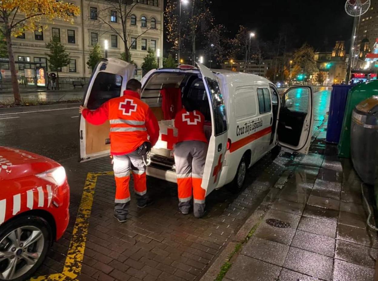 Voluntarios de Cruz Roja preparando el material para comenzar un turno nocturno en Gijón. 