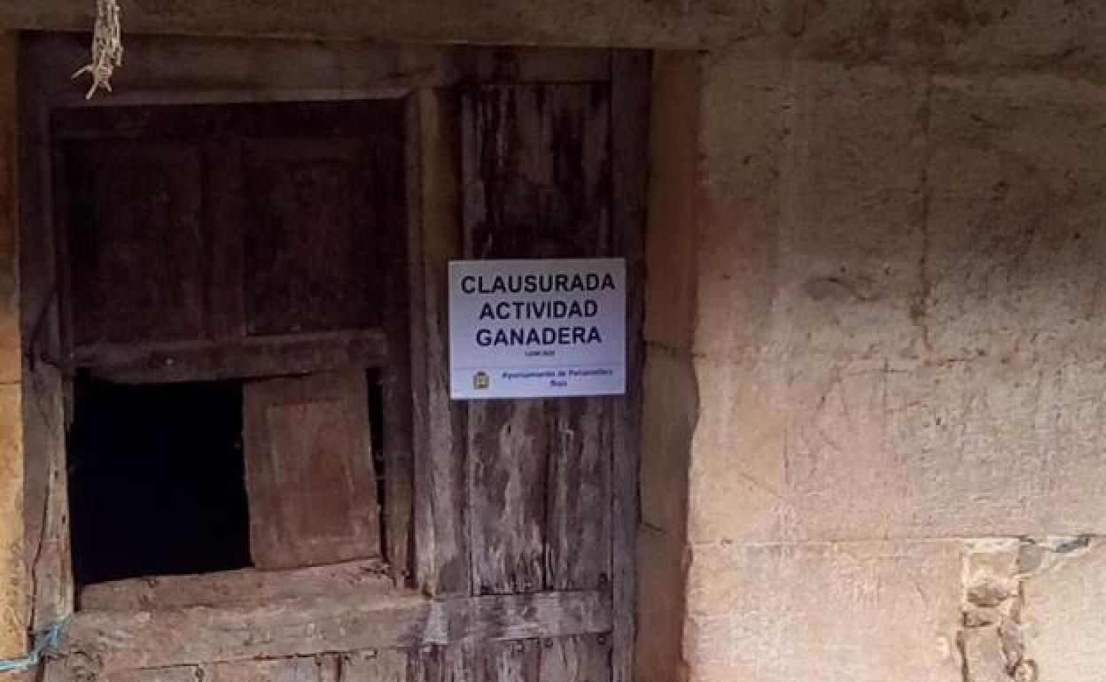 Cartel anunciando la clausura en una de las cuadras de Suarías. 