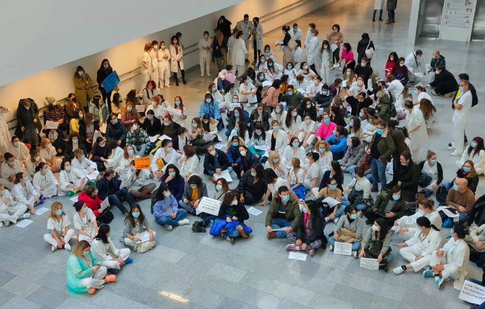 Alrededor de doscientos sanitarios se concentraron este miércoles en el HUCA por la sanidad pública. 