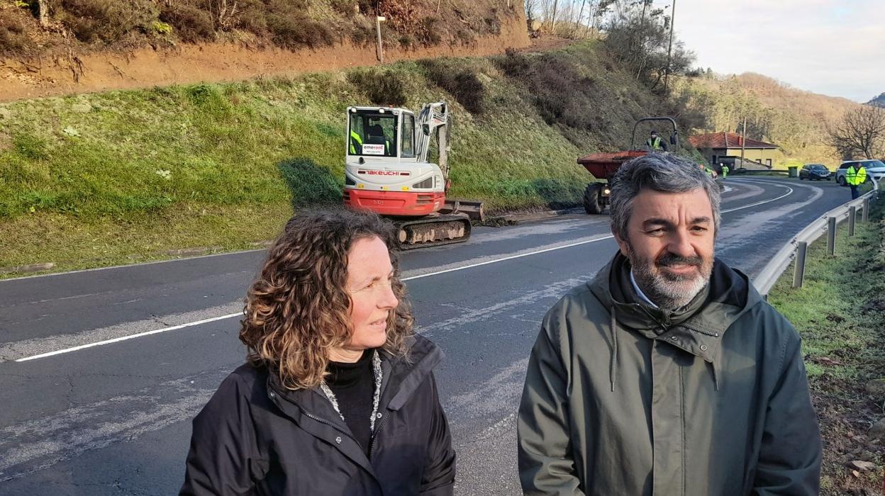 La directora general de Infraestructuras Viarias y Portuarias, Esther Díaz, y el consejero, Alejandro Calvo. 