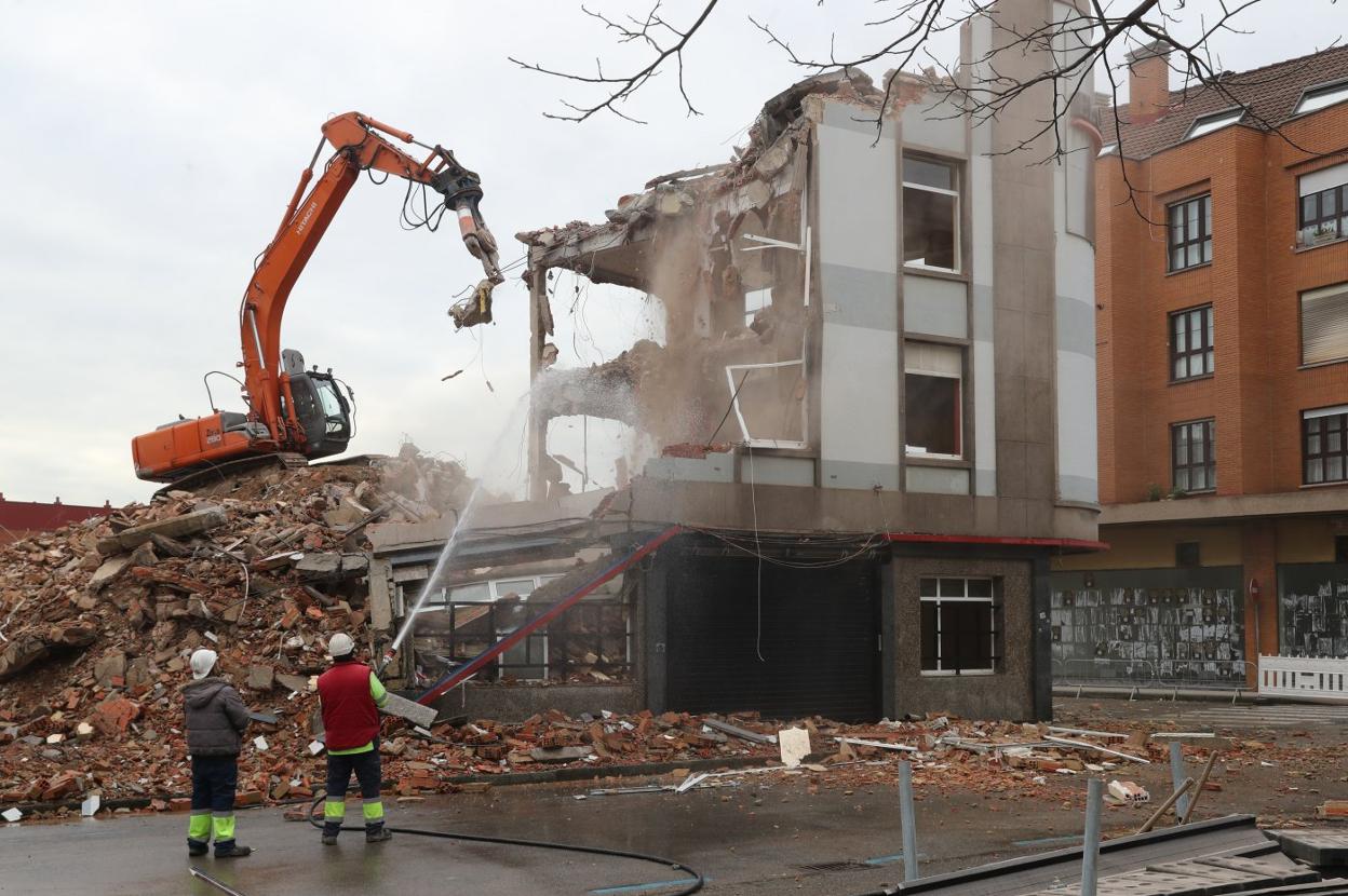 La piqueta derribó el inmueble con grandes medidas de seguridad. 
