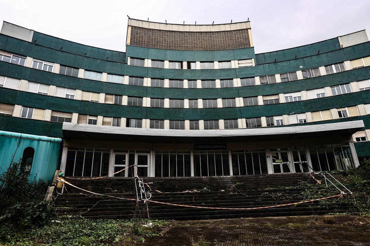 La entrada del edificio de Maternidad, uno de los inmuebles de la Seguridad Social a los que el Principado trasladará las facultades. 