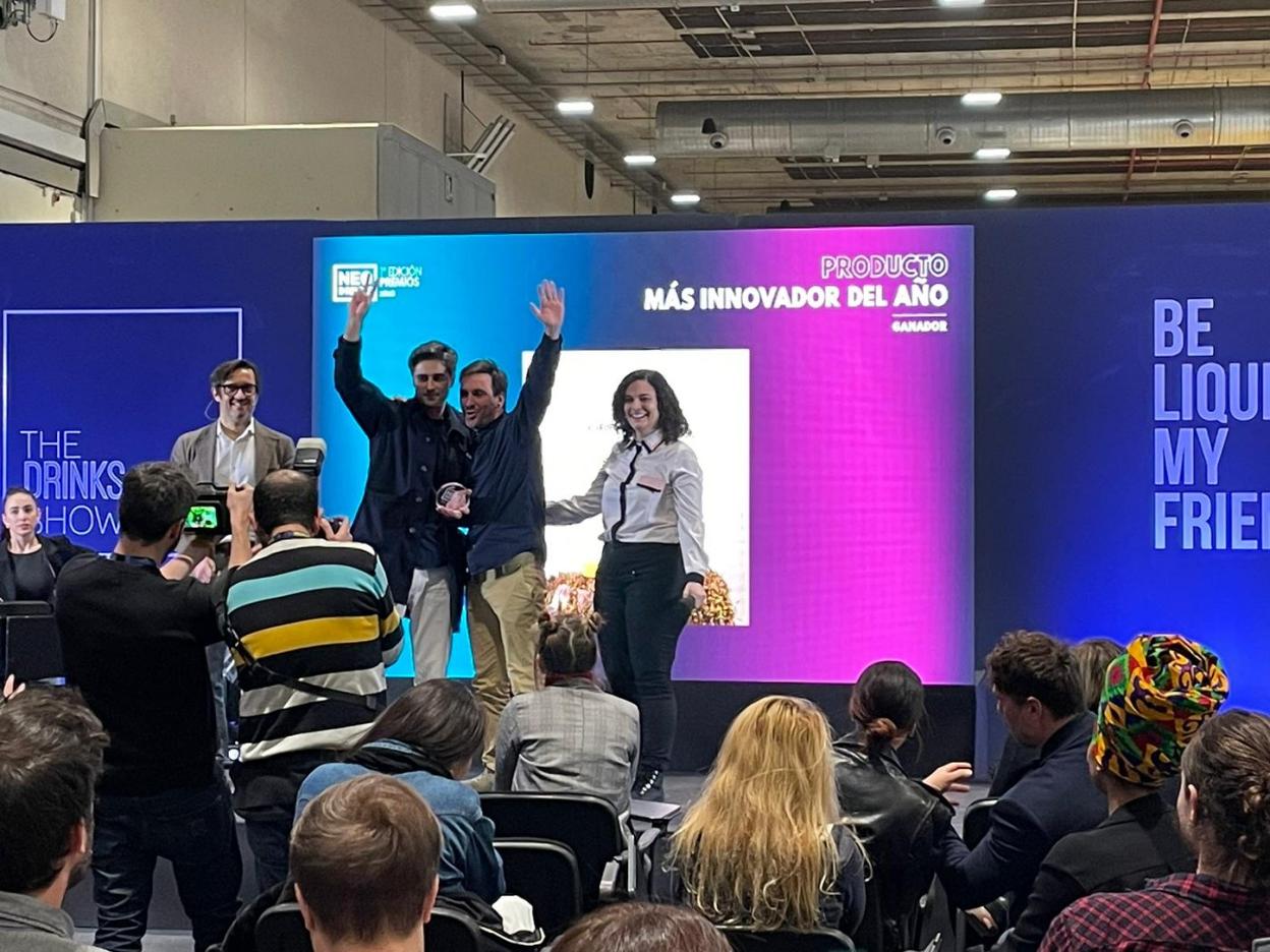 Javier Candás y Andrea Lorusso recogen el premio en el escenario de The Drinks Show. 