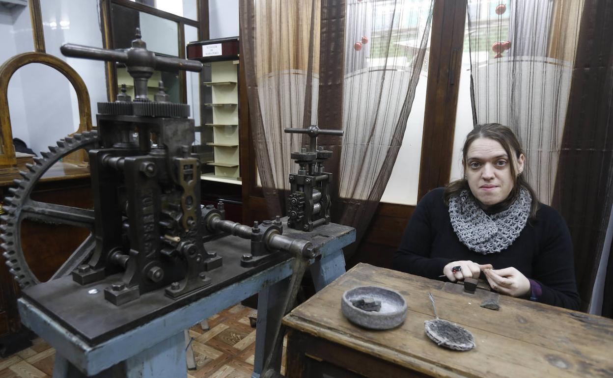 La artesana Alba García Rodríguez, en su taller de Villaviciosa. 