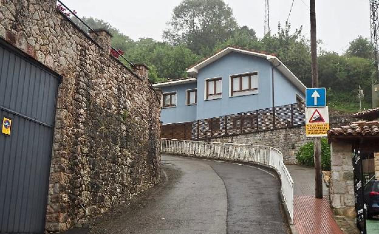 Acceso al barrio de La Cuesta, en Ribadesella. 