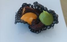 Crujiente de tapioca y pulpo del pedreru con aguacate.