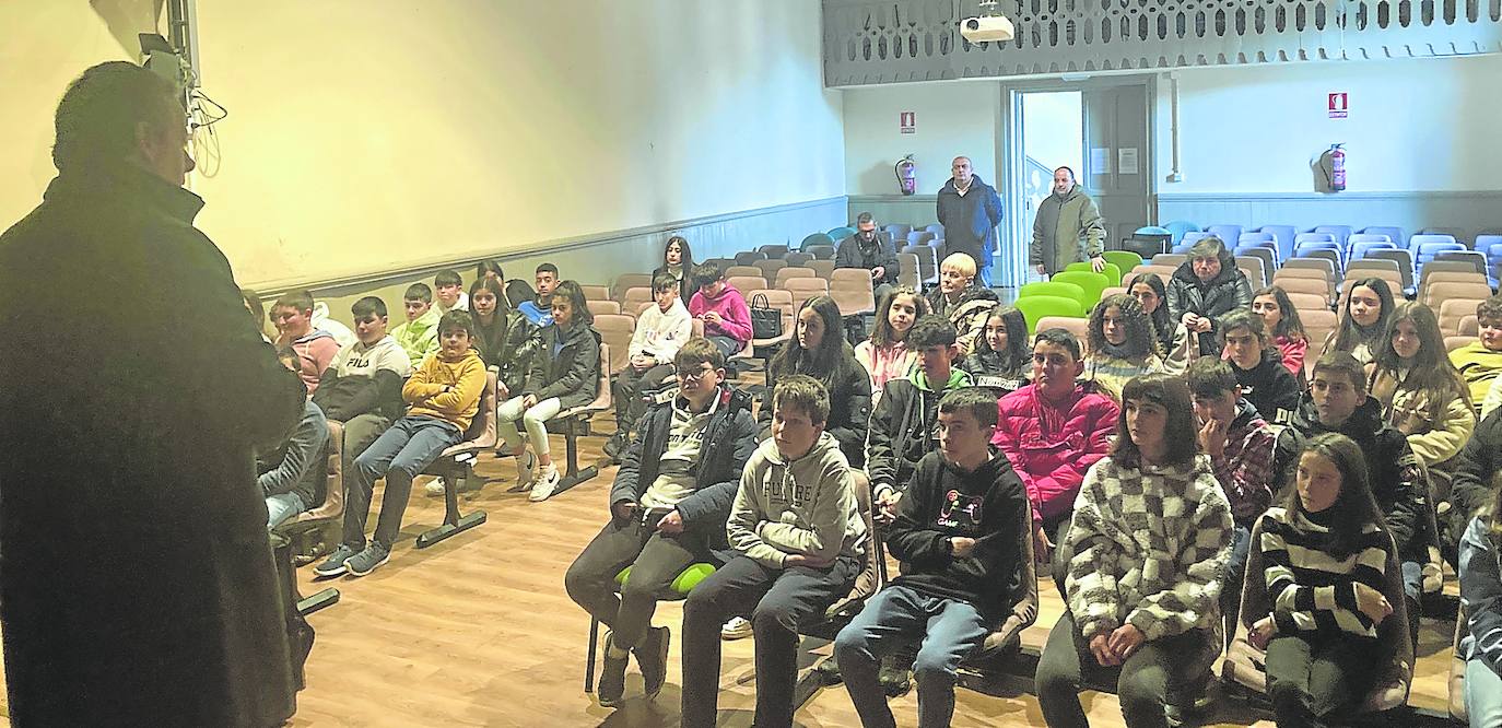 El presidente de la Junta, Marcelino Marcos Líndez, ofrece una charla al alumnado del IES Selgas, en su visita a Cudillero. Á. r. 