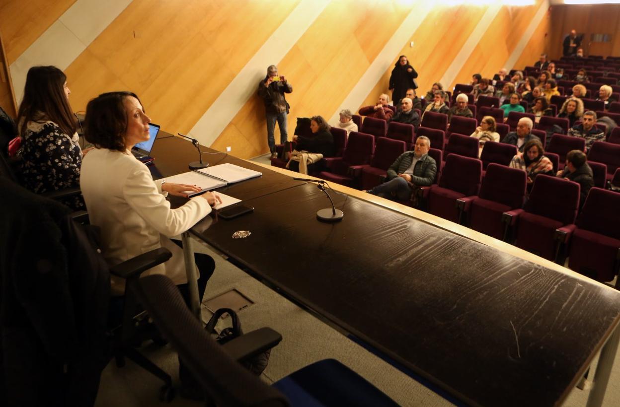 La consejera, ayer, con representantes de las familias afectadas. 