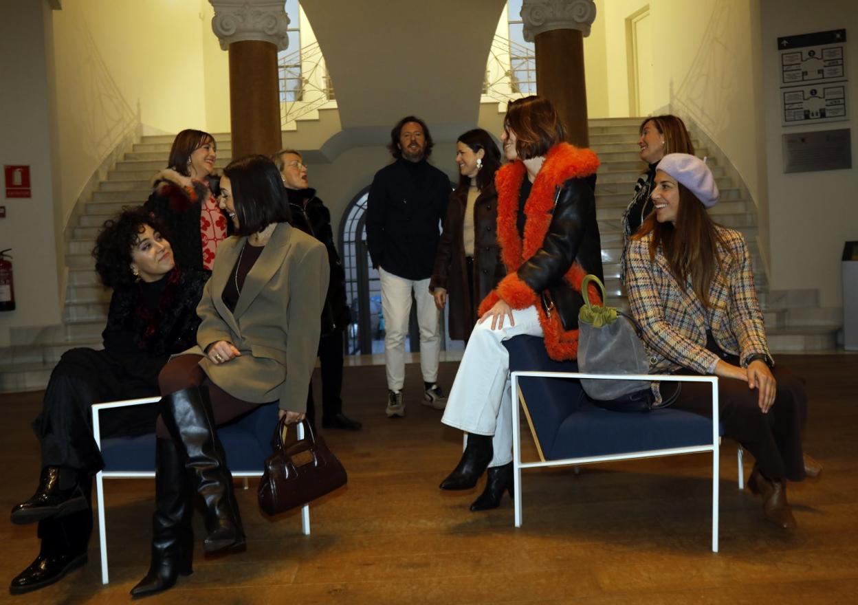 Sentadas, Olaya de los Palos, Camilla Nardiello, Elisa Álvarez y Yolanda Castellano. Por detrás, Silvia Barbón, Teresa Laso -de Adymo-, José Suárez, Ana María Álvarez y Montse Fernández, de Gijón Impulsa. 