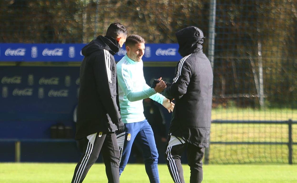 Manu Vallejo, nueva incorporación del Real Oviedo, ya está a las órdenes de Cervera. 