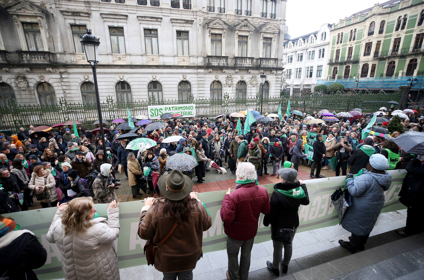 Fotos: Concentración en Oviedo contra el proyecto para la fábrica de La Vega