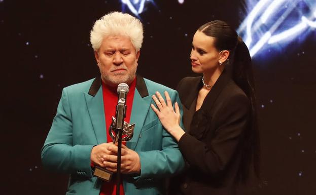 Las lágrimas de Almodóvar emocionan en unos premios Feroz que se rindieron a la productora de Sorogoyen 