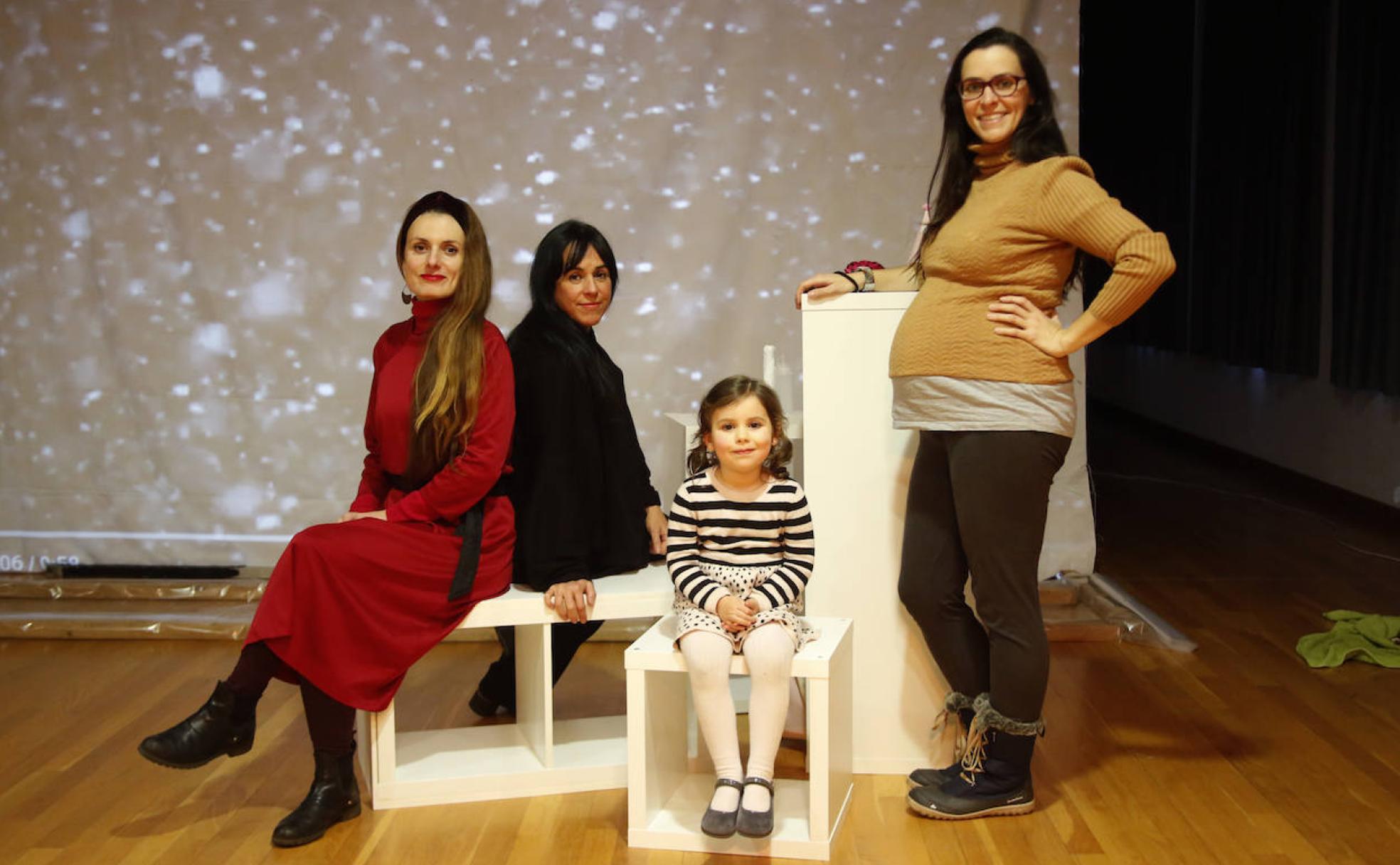 Verónica R.Galán, Laura Iglesia, Carolina Mesa y Carmela Romero, en un ensayo de la obra 'Nueve meses' en la Laboral.