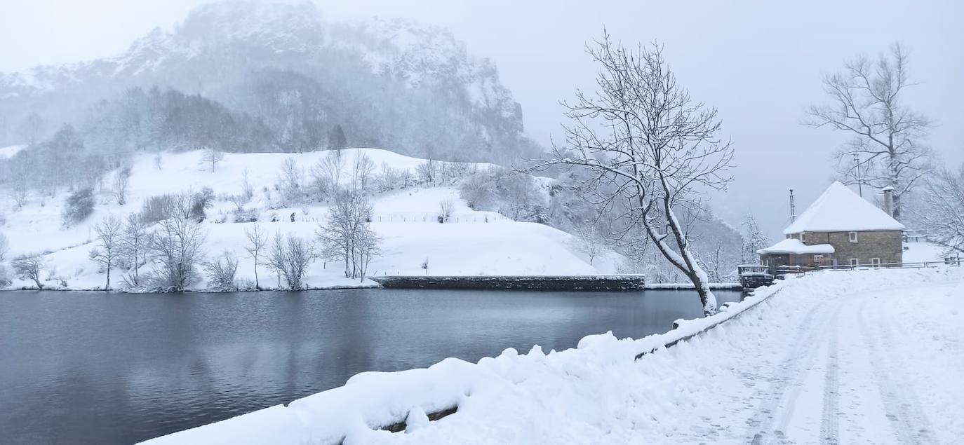 Fotos: Las imágenes que deja la nieve en Somiedo