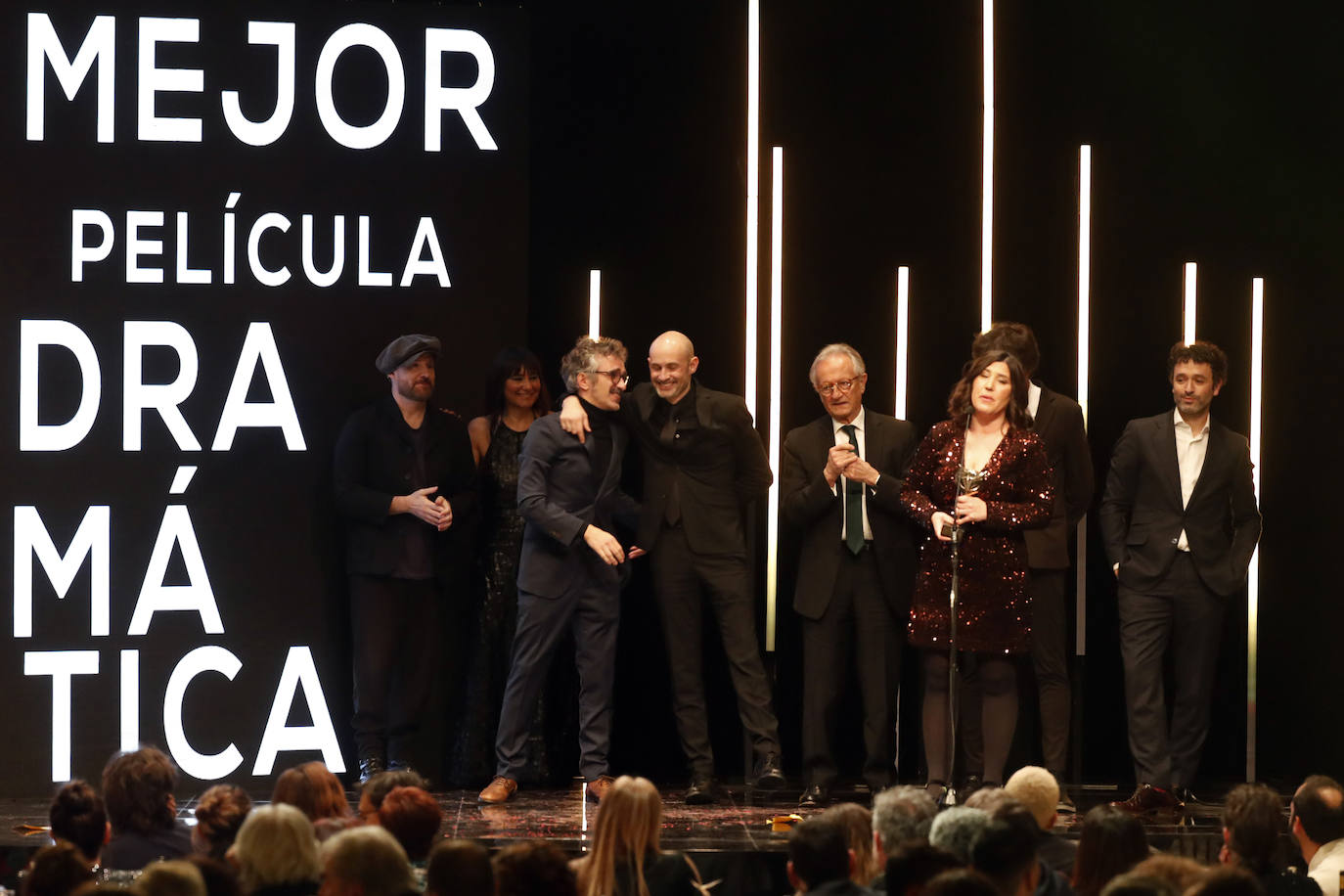 El equipo de 'As bestas' recibe el premio a la mejor película dramática.