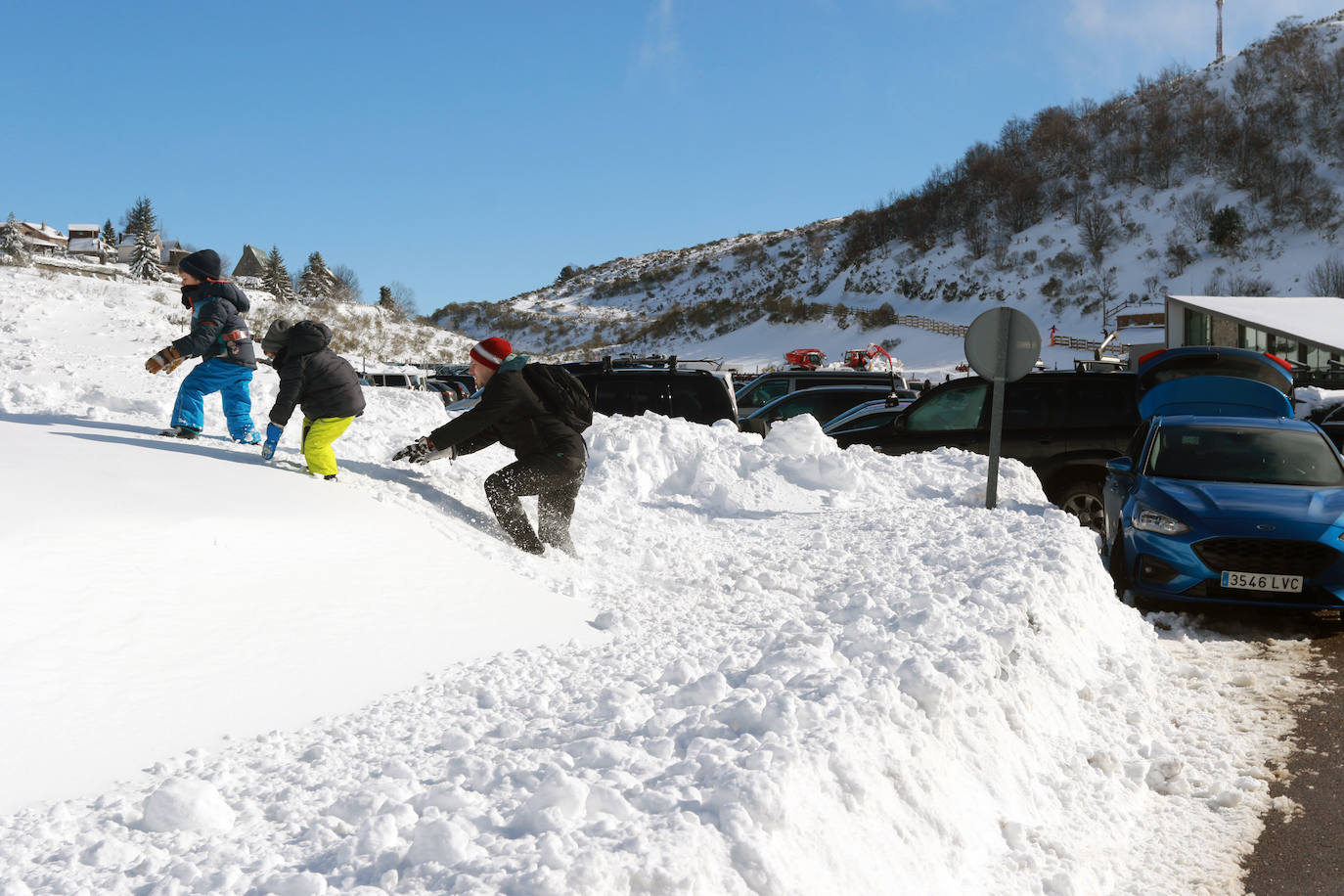 Fotos: Fuentes de Invierno se llena de esquiadores para disfrutar de la nieve