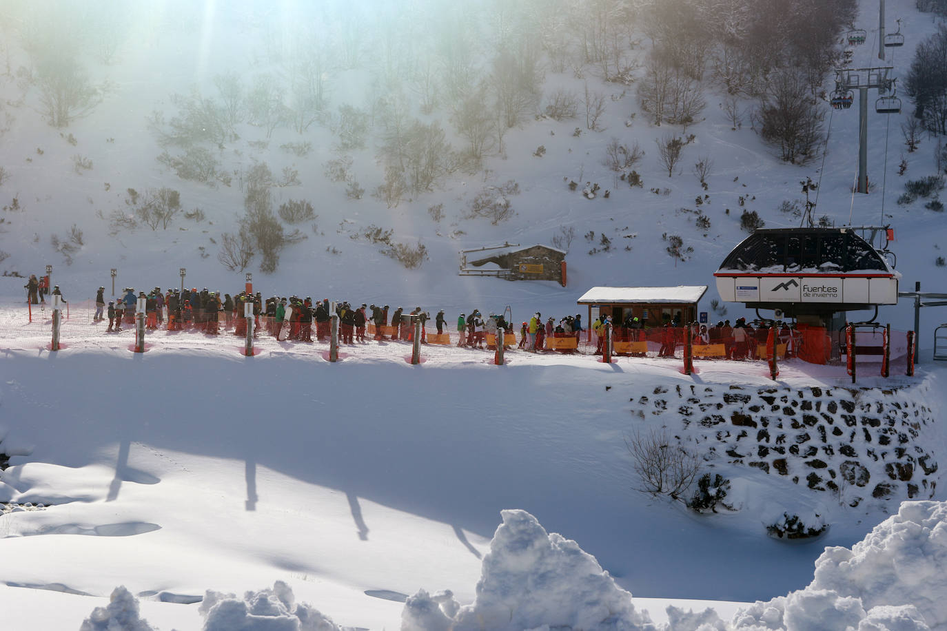 Fotos: Fuentes de Invierno se llena de esquiadores para disfrutar de la nieve