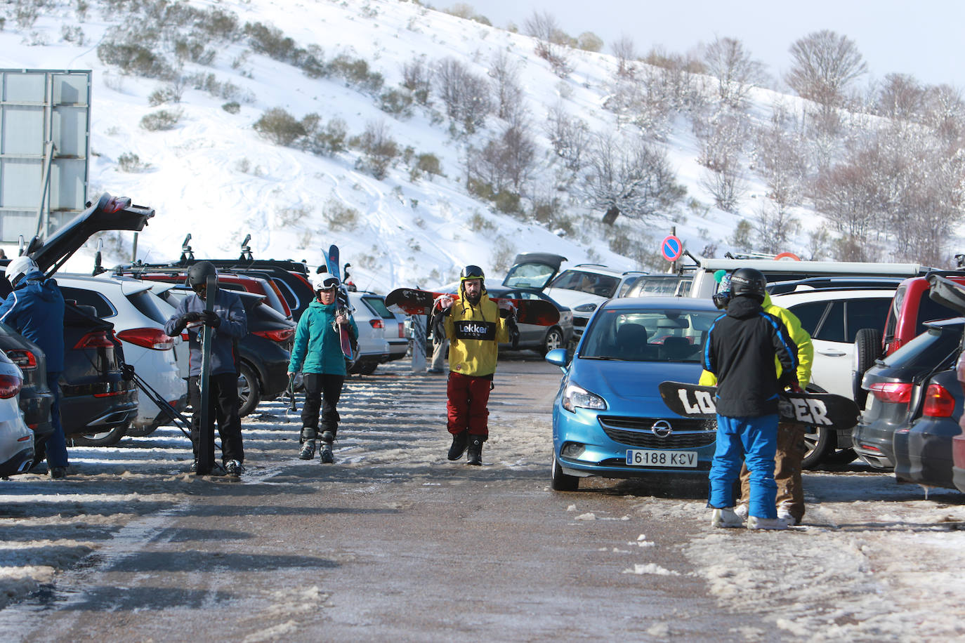 Fotos: Fuentes de Invierno se llena de esquiadores para disfrutar de la nieve