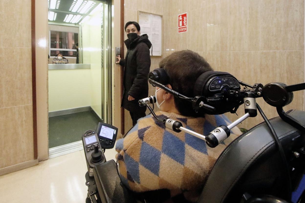 Mar Álvarez, asturiana con grado de dependencia III, accede al ascensor de la silla que controla con movimientos de su cabeza. 