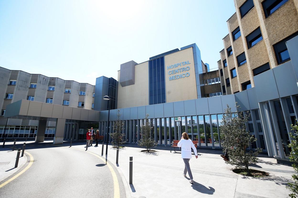 Acceso al Centro Médico, uno de los equipamientos hospitalarios que la sanidad privada tiene en Asturias. 