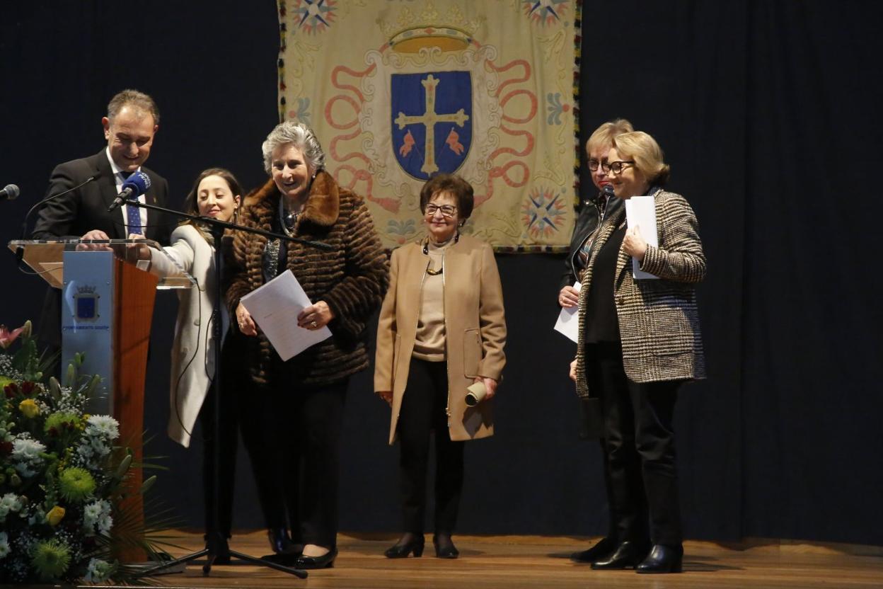 Lectura del pregón por parte de la Asociación de Amas de Casa de Luanco, junto al alcalde, Jorge Suárez. 