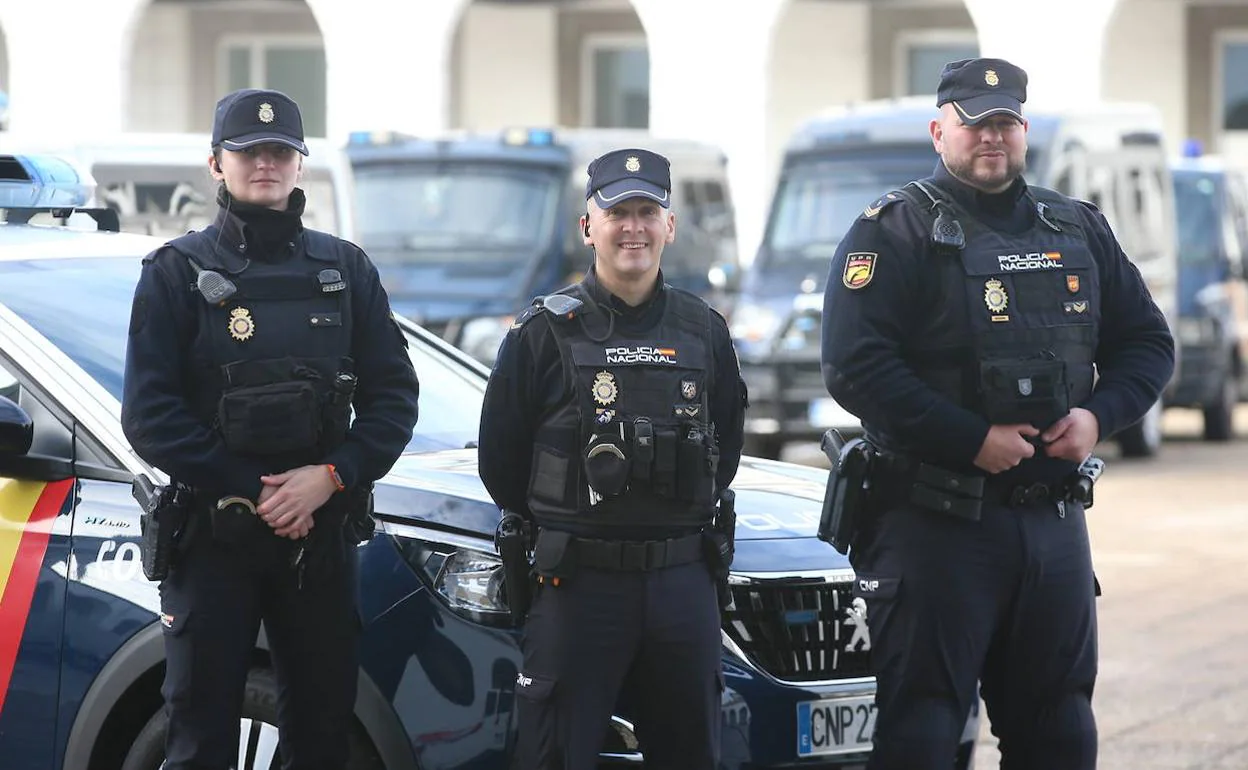 Los agentes de la Policía Nacional que salvaron la vida a un hombre en Oviedo. 