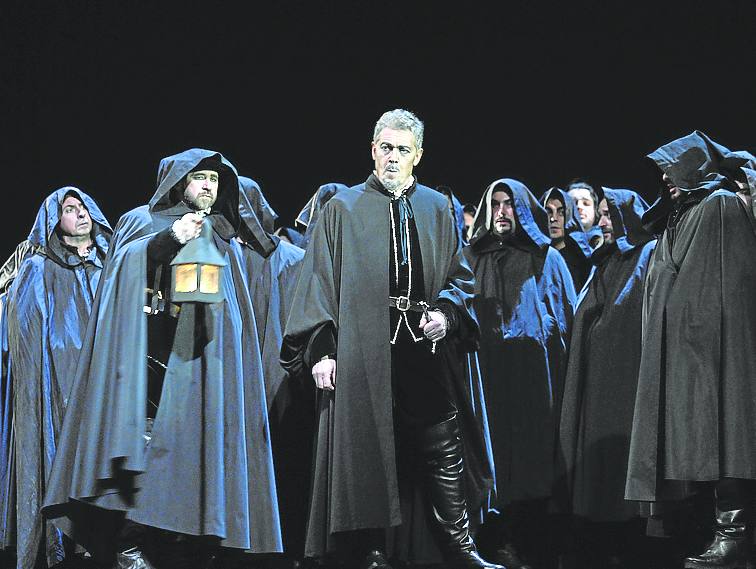 Gianfranco Montresor acompañado del coro. 