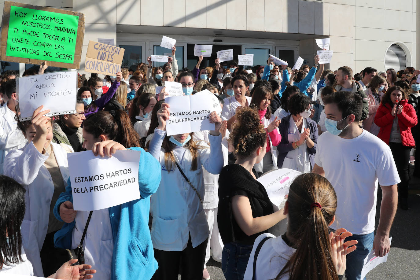 Fotos: Las enfermeras de Gijón protestan por la «precariedad del sector»