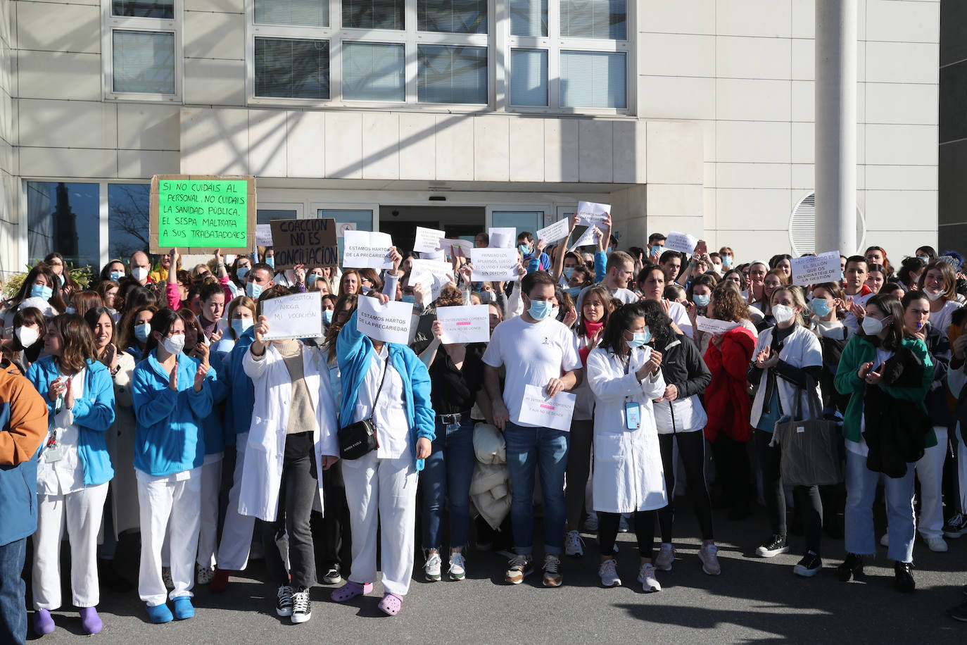 Fotos: Las enfermeras de Gijón protestan por la «precariedad del sector»