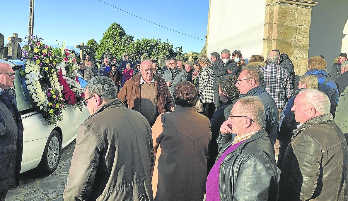 Amigos, compañeros y vecinos esperaron a las puertas de la iglesia la llegada del féretro. fotos: Á. r.