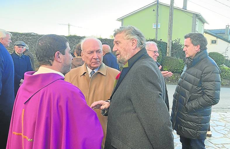 El párroco, junto al empresario Francisco Rodríguez y el regidor de Navia.