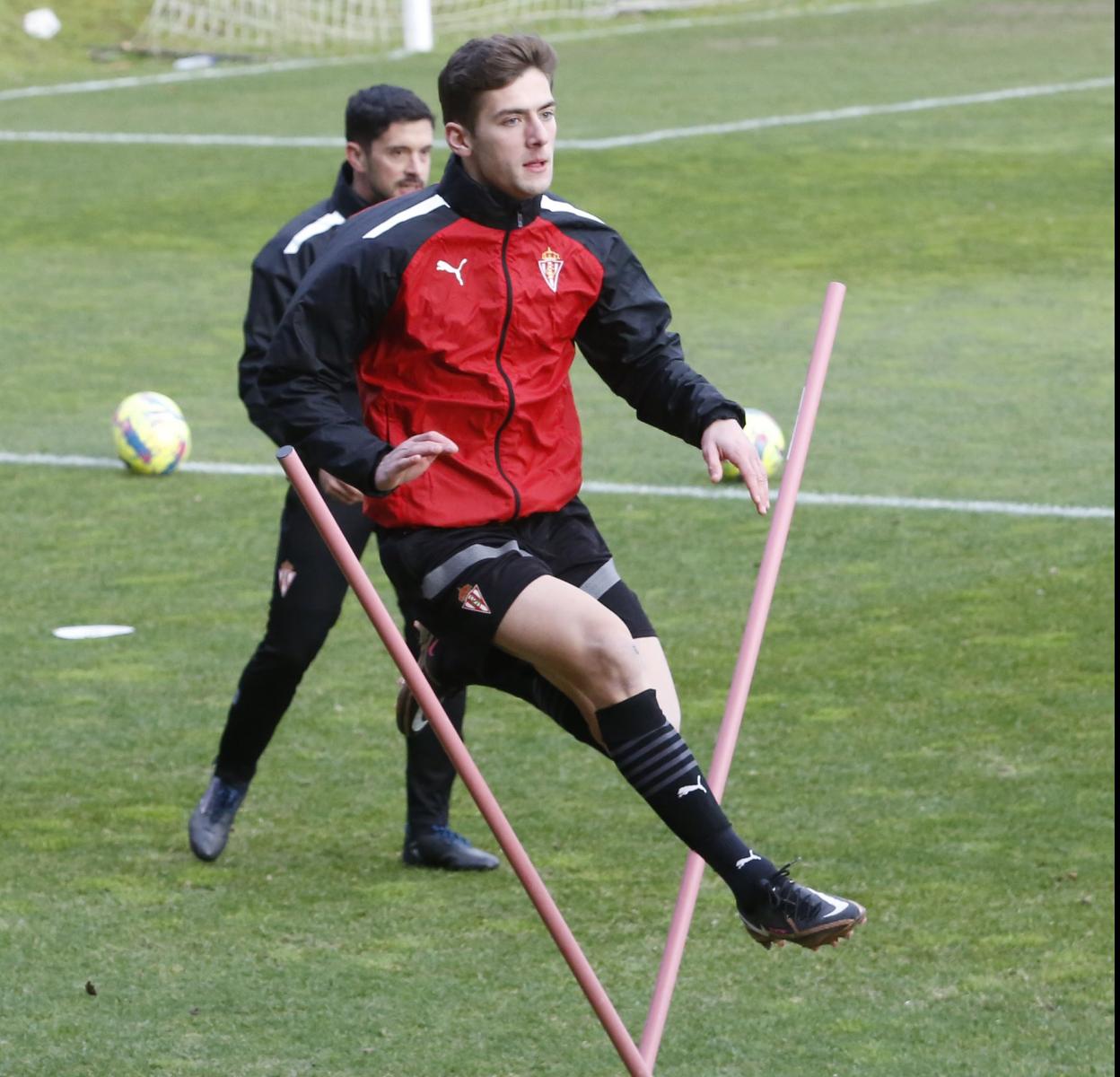 José Gragera, durante un ejercicio en el entrenamiento de ayer en el campo número 1.