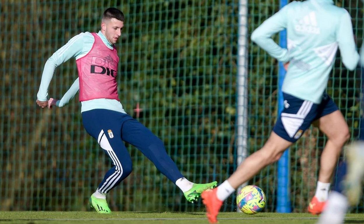 Bretones, en el entrenamiento con el Real Oviedo. 